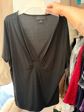 attention Short Sleeve Top Size XXL Black V-Neck Twist Front